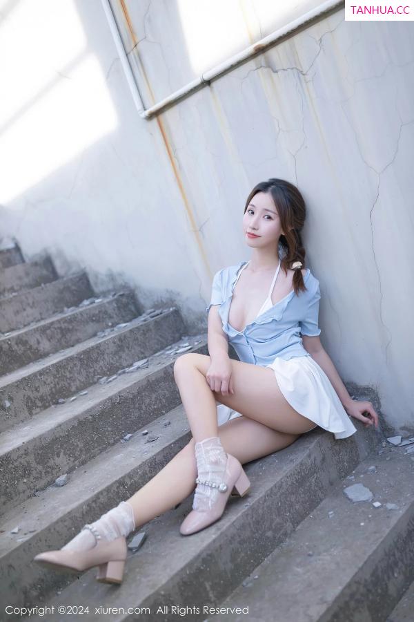   [XiuRen]高清写真图 2024.04.10 No.8369 杏子Yada 短裙美腿第22张图片